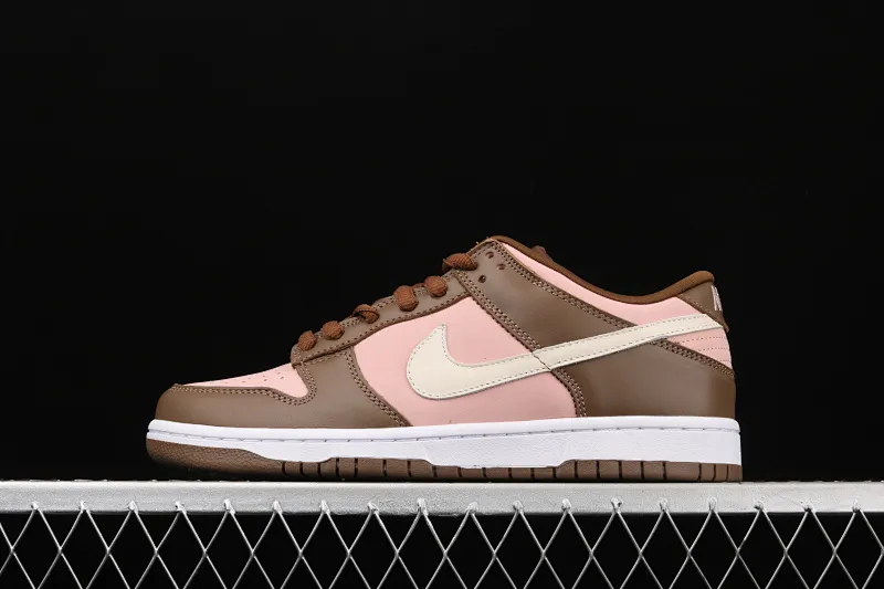 All categories Nk SB Dunk series Nk SB Dunk Low low-top skate shoes J version Stussy x SB Dunk Low Pro "Cherry" cherry pink brown joint low-top skate shoes 304292-671